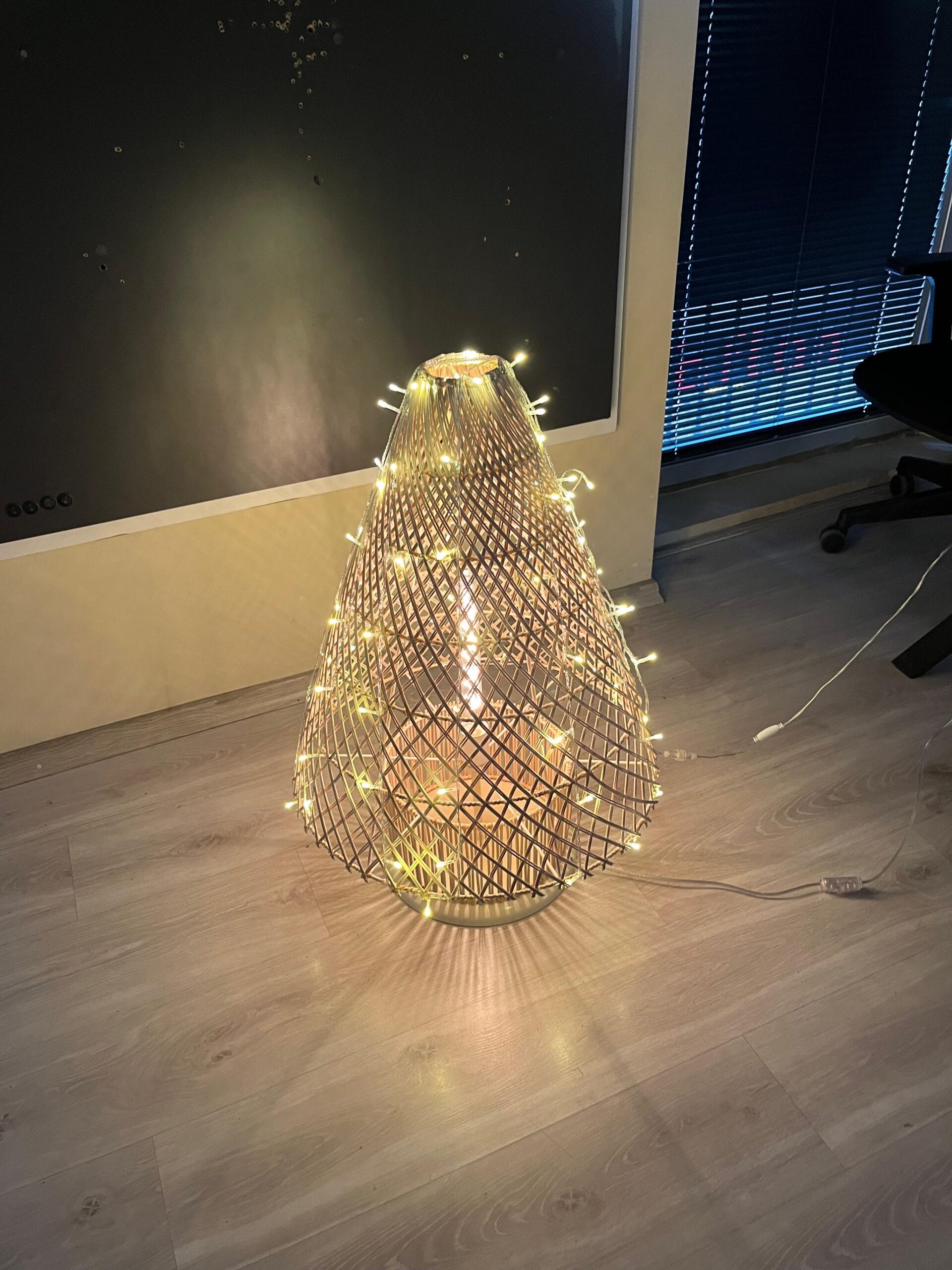 VR3002 - Wovenglow Yılbaşı Hasır Lambader VR3002 - Wovenglow Yılbaşı Hasır Lambader