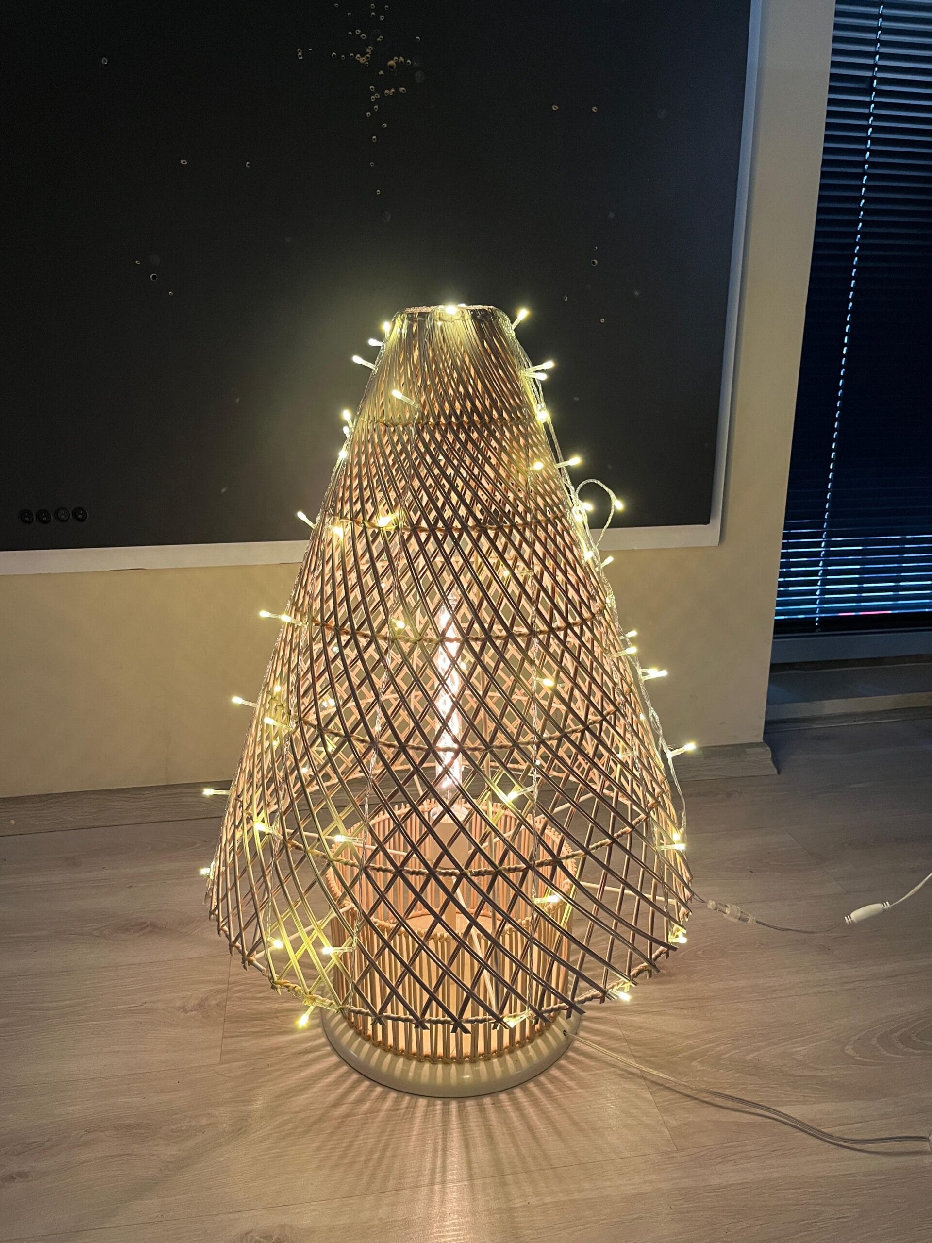 VR3002 - Wovenglow Yılbaşı Hasır Lambader VR3002 - Wovenglow Yılbaşı Hasır Lambader