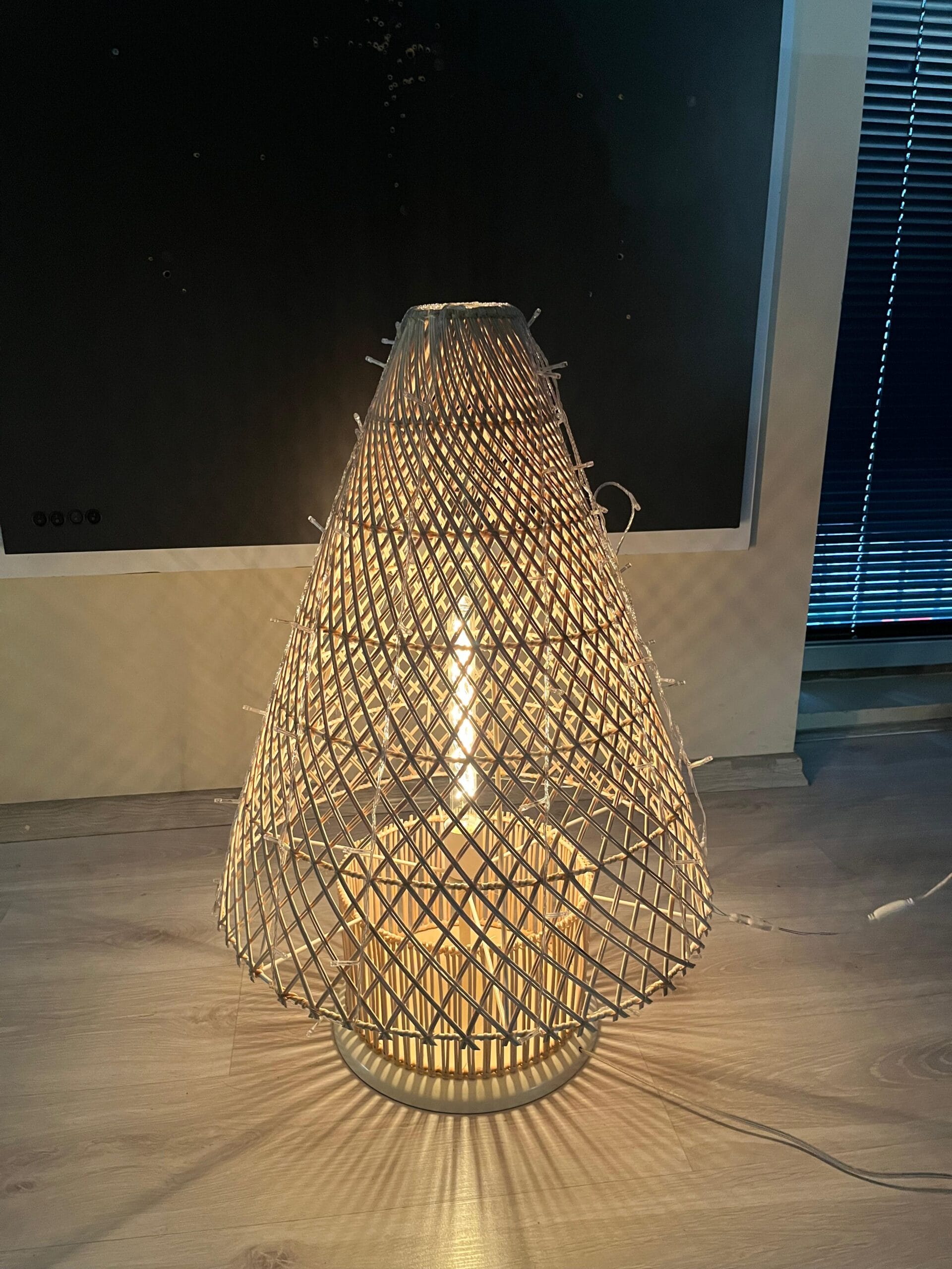 VR3002 - Wovenglow Yılbaşı Hasır Lambader VR3002 - Wovenglow Yılbaşı Hasır Lambader