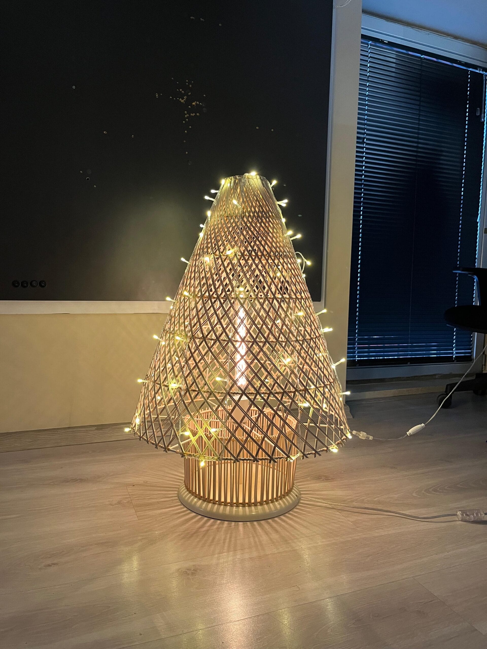 VR3002 - Wovenglow Yılbaşı Hasır Lambader VR3002 - Wovenglow Yılbaşı Hasır Lambader