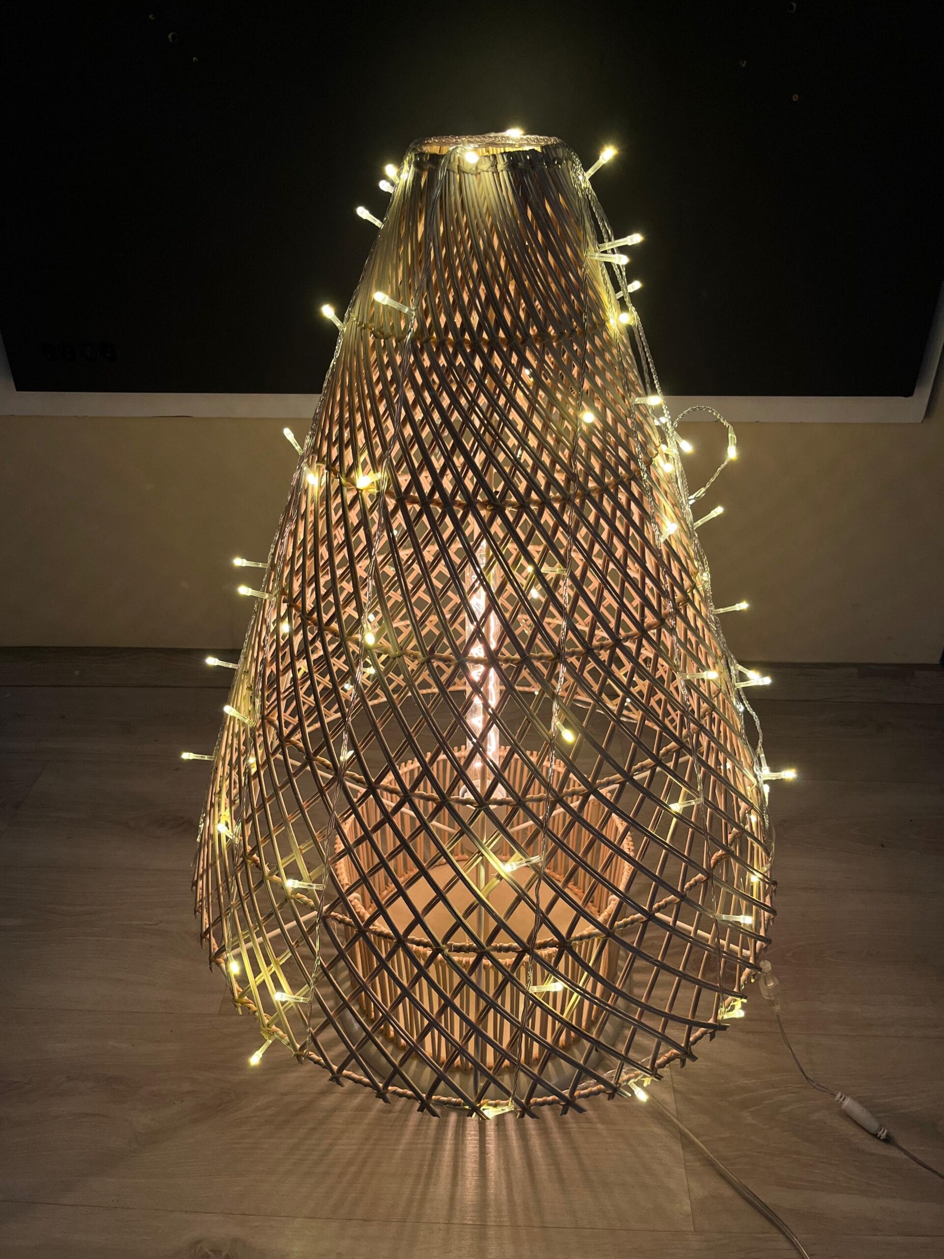 VR3002 - Wovenglow Yılbaşı Hasır Lambader VR3002 - Wovenglow Yılbaşı Hasır Lambader