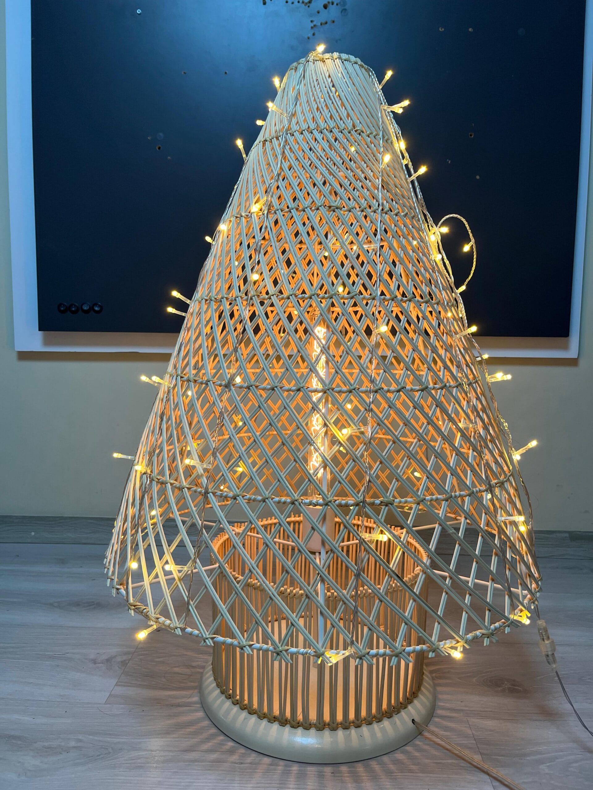 VR3002 - Wovenglow Yılbaşı Hasır Lambader VR3002 - Wovenglow Yılbaşı Hasır Lambader